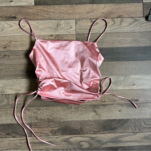 🎉🛍️ MOVING SALE • NWT Boujee Cefian pink satin ruched top S - Picture 1 of 5